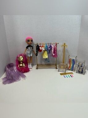 RAINBOW HIGH Avery Styles doll with accessories